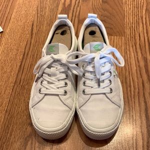 Cariuma white sneakers